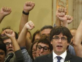 Puigdemont y cinco exconsejeros se refugian en Bruselas