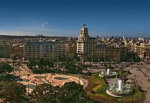 Momento en el que la Guardia Civil rompe el cristal del centro de votación de Carles Puigdemont para el referéndum independentista