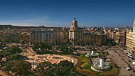 Momento en el que la Guardia Civil rompe el cristal del centro de votación de Carles Puigdemont para el referéndum independentista