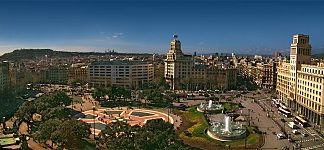 Momento en el que la Guardia Civil rompe el cristal del centro de votación de Carles Puigdemont para el referéndum independentista
