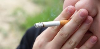 El peligro de que los niños vean a fumadores en pantalla