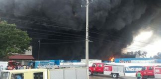 Incendio consume almacén de Plaza Lama, de la Duarte