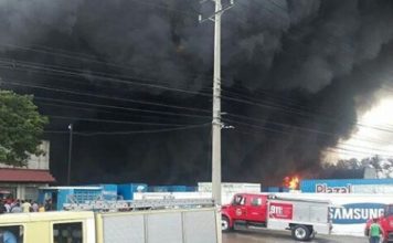 Incendio consume almacén de Plaza Lama, de la Duarte