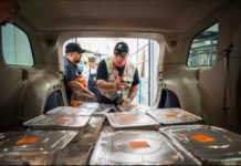 El cocinero español José Andrés supera el millón de comidas servidas a damnificados en Puerto Rico