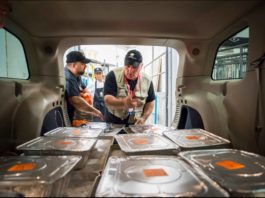 El cocinero español José Andrés supera el millón de comidas servidas a damnificados en Puerto Rico