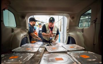 El cocinero español José Andrés supera el millón de comidas servidas a damnificados en Puerto Rico