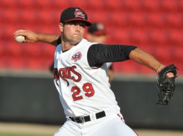 Estrellas contratan lanzador Caleb Dirks