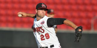 Estrellas contratan lanzador Caleb Dirks