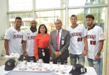 Jugadores de los Gigantes firman autógrafos en la Asociación Duarte