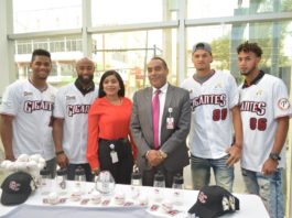 Jugadores de los Gigantes firman autógrafos en la Asociación Duarte
