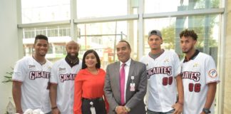Jugadores de los Gigantes firman autógrafos en la Asociación Duarte
