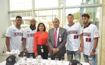 Jugadores de los Gigantes firman autógrafos en la Asociación Duarte