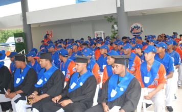 Prospectos de la Academia de los Mets de NY en RD escalan nuevo peldaño al graduarse de bachillerato
