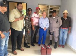 En décima, «El oficio de prensa se ha convertido en relajo»