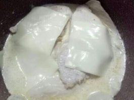 Pechugas de pollo en salsa de nata y queso