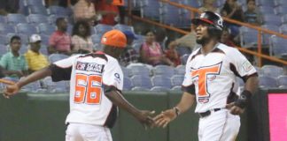 Toros remontan para derrotar a los Tigres en el Corral