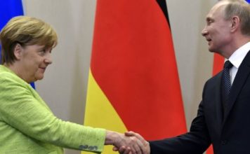 Maletas con dinero, juegos mentales y hackeo: cómo se pueden manipular los resultados de unas elecciones