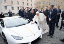 Regalan al papa Francisco un Lamborghini