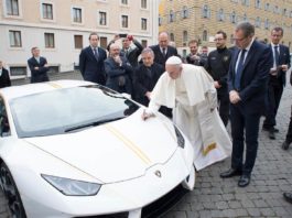 Regalan al papa Francisco un Lamborghini
