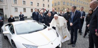 Regalan al papa Francisco un Lamborghini