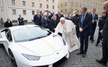Regalan al papa Francisco un Lamborghini