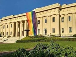 Ministro de Cultura investiga quién y con qué intención habrían colgado bandera LGBT en Bellas Artes
