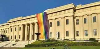 Ministro de Cultura investiga quién y con qué intención habrían colgado bandera LGBT en Bellas Artes