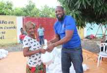 Vladimir Guerrero habló de las votaciones a Cooperstown en la entrega de raciones alimenticias a sus compueblanos