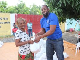 Vladimir Guerrero habló de las votaciones a Cooperstown en la entrega de raciones alimenticias a sus compueblanos