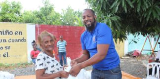 Vladimir Guerrero habló de las votaciones a Cooperstown en la entrega de raciones alimenticias a sus compueblanos