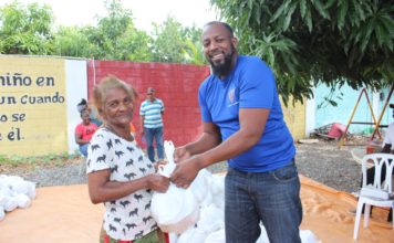 Vladimir Guerrero habló de las votaciones a Cooperstown en la entrega de raciones alimenticias a sus compueblanos
