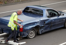 Hombre sufre dos accidentes en menos de un minuto y sale caminando ileso