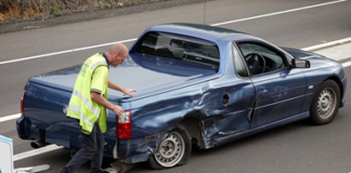Hombre sufre dos accidentes en menos de un minuto y sale caminando ileso