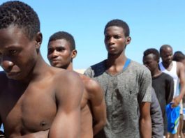 «Fui vendido 3 veces a traficantes de esclavos»: el desgarrador testimonio de un joven africano sobre su arriesgado viaje a Europa