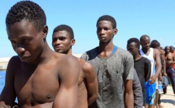 «Fui vendido 3 veces a traficantes de esclavos»: el desgarrador testimonio de un joven africano sobre su arriesgado viaje a Europa