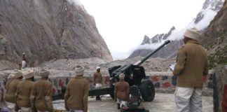 El lugar donde hasta bañarse o lavarse los dientes es un peligro: así es la vida en el glaciar Siachen, el campo de batalla más alto del mundo