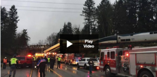 Choque de tren en Washington: Muertes a medida que los vagones de tren caen en la autopista de EE. UU.