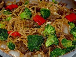 Espaguetis con carne de res y vegetales