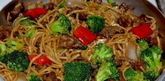 Espaguetis con carne de res y vegetales