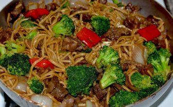 Espaguetis con carne de res y vegetales