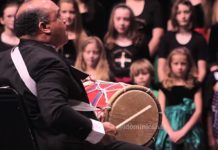 Coro con niños de África y Canadá cantando merengue en Washington