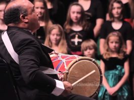 Coro con niños de África y Canadá cantando merengue en Washington