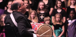 Coro con niños de África y Canadá cantando merengue en Washington