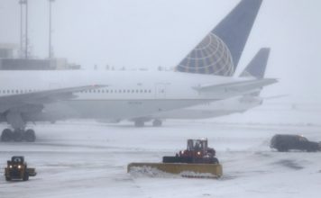 Aumenta a 14 el número de vuelos cancelados por tormenta de nieve