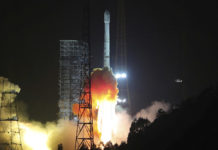 VIDEOS, FOTO: El propulsor de un cohete cae y explota cerca de una ciudad china