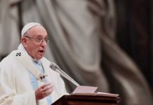 Papa insta a dejar atrás consumismo y charlas vacías en 2018