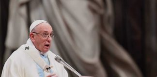 Papa insta a dejar atrás consumismo y charlas vacías en 2018