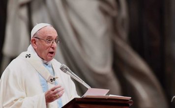 Papa insta a dejar atrás consumismo y charlas vacías en 2018