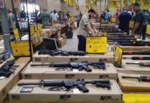 “Ahora todos quieren un AR-15”: Florida celebra su gran feria de armas tres días después de la matanza de la escuela de Parkland