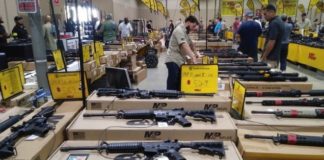 “Ahora todos quieren un AR-15”: Florida celebra su gran feria de armas tres días después de la matanza de la escuela de Parkland